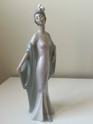 Figura Lladró Mujer con Chal