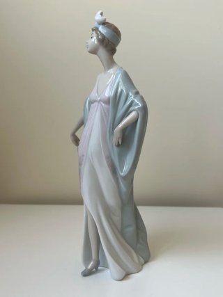 Figura Lladró Mujer con Chal