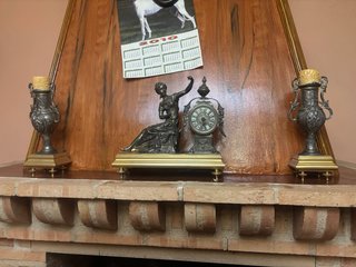 Reloj de sobremesa con figura alegórica