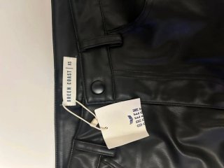 Pantalones negros efecto piel