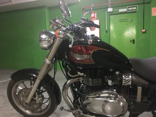 Triumph America Negra/Roja