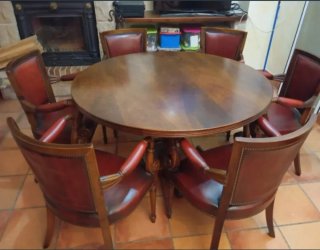 Mesa redonda madera con 6 sillas piel