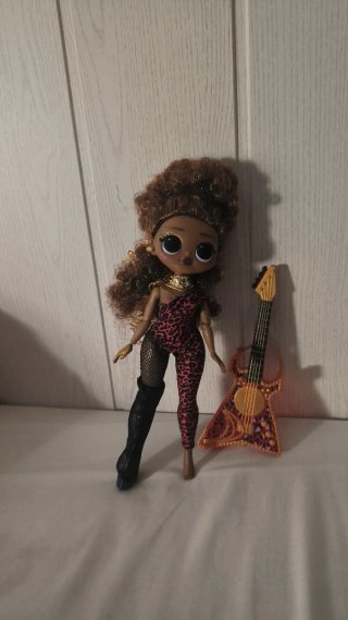 Muñeca LOL OMG Sorpresa con Guitarra