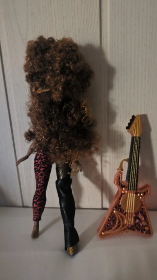 Muñeca LOL OMG Sorpresa con Guitarra