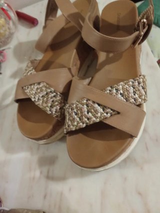 Sandalias cuña marrón y multicolor