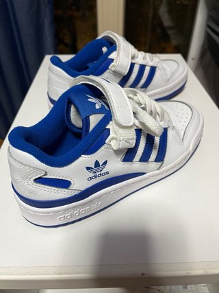Zapatillas Adidas Forum Low Blancas y Azules