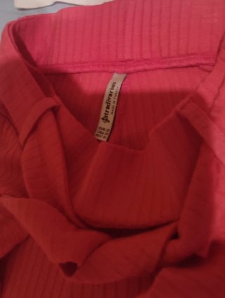 Conjunto 3 prendas: pantalón rosa, top blanco y ve