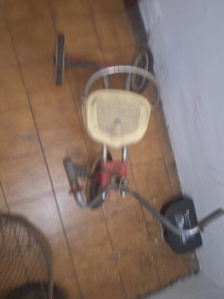 Triciclo infantil clásico rojo y blanco antiguo
