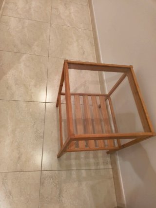 Mesa auxiliar/mesilla Ikea. bambú y cristal