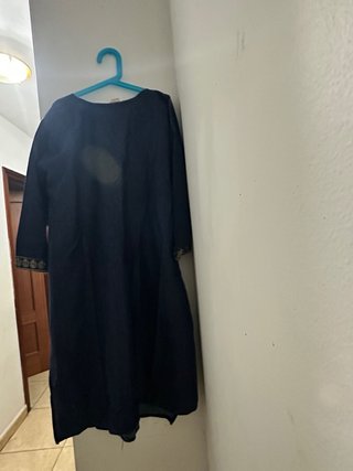 Vestido azul con bordado dorado
