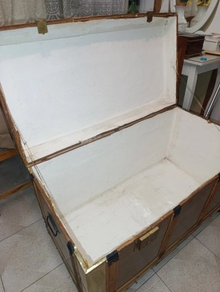 Baúl de madera y metal