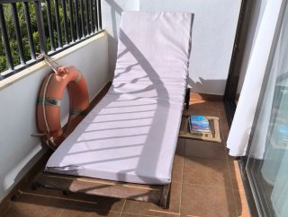 Tumbona de madera con ruedas y dos colchonetas