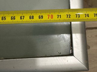 Mesa de cristal gris con estructura metálica