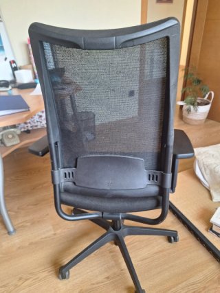 Silla de oficina negra y gris