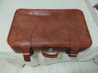 Maleta de cuero marrón vintage. Nose la marca