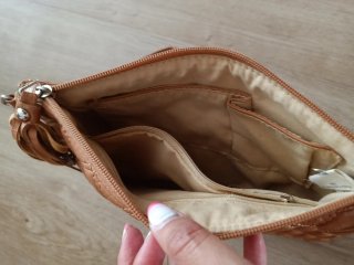 Bolso de mano acolchado con flecos