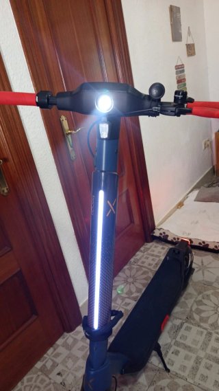 Patinete eléctrico con luz frontal