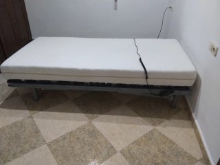 Cama articulada metálica y de madera