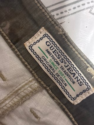 Shorts vaqueros Guess camuflaje