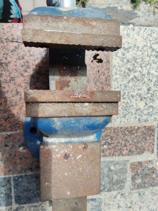 Tornillo de banco azul