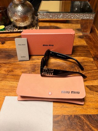 Gafas de sol Miu Miu negras