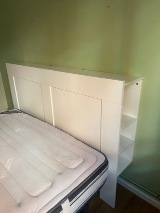 Cabecero blanco con estanterías