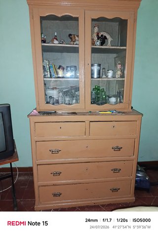 Mueble de madera con vitrina y cajones