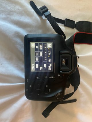 Cámara Canon Negra con Accesorios