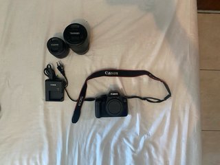 Cámara Canon Negra con Accesorios