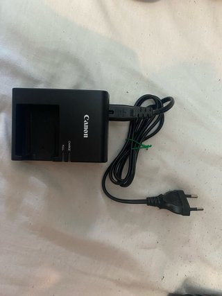 Cámara Canon Negra con Accesorios