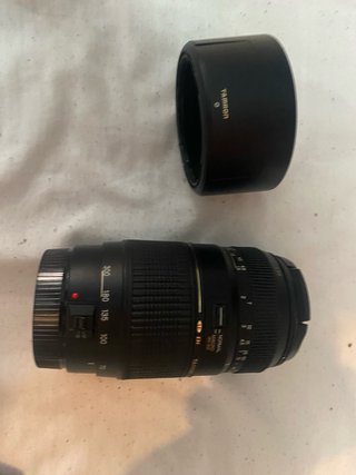 Cámara Canon Negra con Accesorios