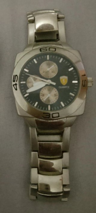 Reloj de pulsera de cuarzo plateado