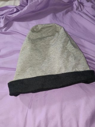 Gorro de lana gris y negro