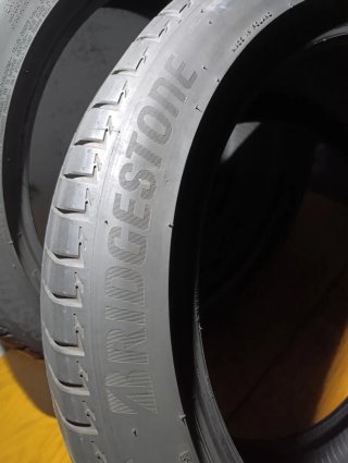 Bridgestone 245/45R19 102Y