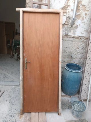 Puerta de paso con marco de madera