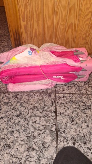 Cuna de viaje rosa con unicornios