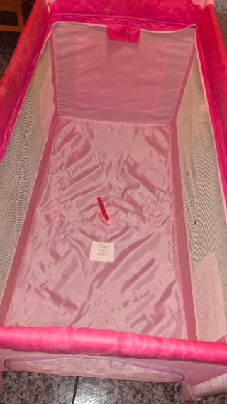 Cuna de viaje rosa con unicornios