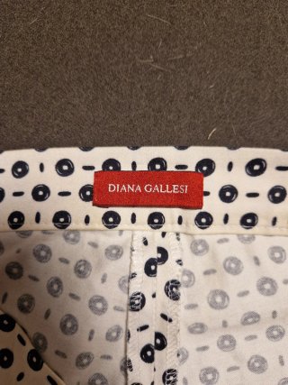 Pantaloni estivi bianchi a pois neri