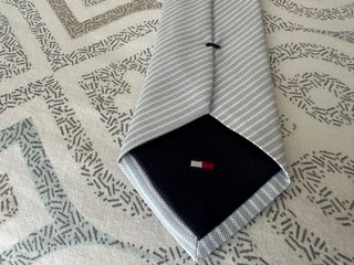 Corbata Tommy Hilfiger 100% pura seda NUEVA