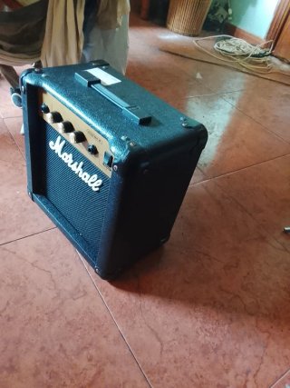 Guitarra Eléctrica Cort y amplificador