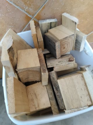 Madera para chimenea y barbacoa