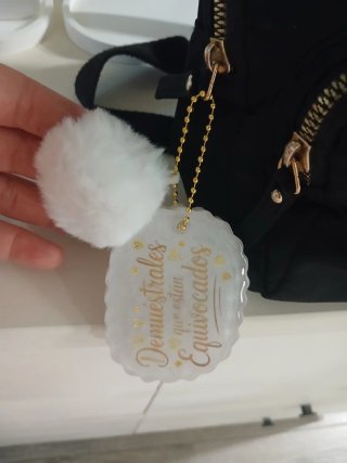 Llavero personalizado con frase y pompón