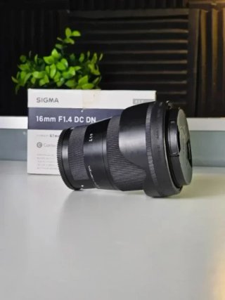 Obiettivo Sigma 16mm F1.4 DC DN Contemporary per fotocamere Sony E