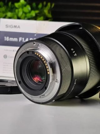 Obiettivo Sigma 16mm F1.4 DC DN Contemporary per fotocamere Sony E