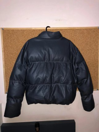 Chaqueta acolchada efecto piel negra