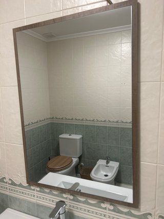 Mueble baño con lavabo, grifo y espejo