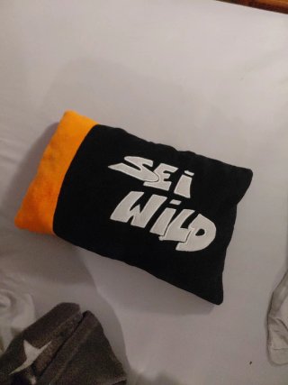 Almohada negra y naranja con diseño