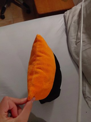 Almohada negra y naranja con diseño