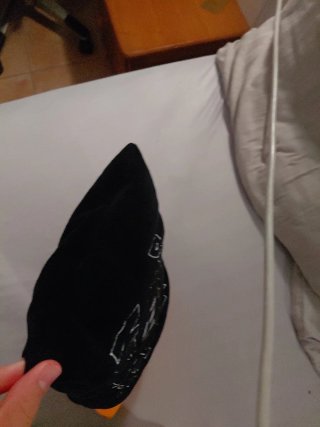 Almohada negra y naranja con diseño