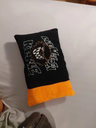 Almohada negra y naranja con diseño